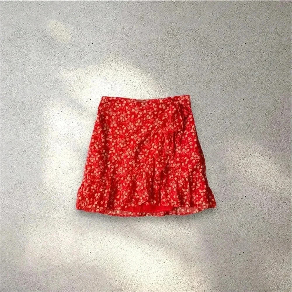 Red white floral flowy lightweight mini skirt size small